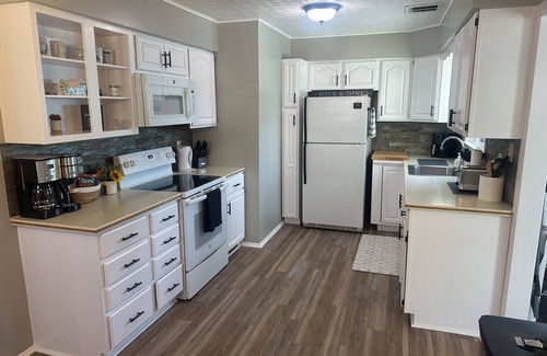 Auburn Hills Casa | New Premiere Host Listing: Happy-Little-House: Clean, Cozy, Cute! King Bed.