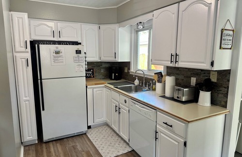 Auburn Hills Casa | New Premiere Host Listing: Happy-Little-House: Clean, Cozy, Cute! King Bed.
