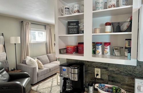 Auburn Hills Casa | New Premiere Host Listing: Happy-Little-House: Clean, Cozy, Cute! King Bed.