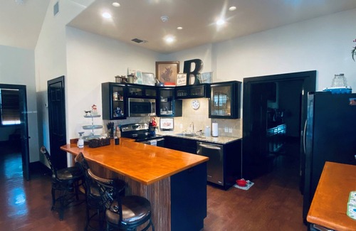 Bandera Casa | Happy Trails Cowboy Cabin HOT TUB POOL on 12 ac