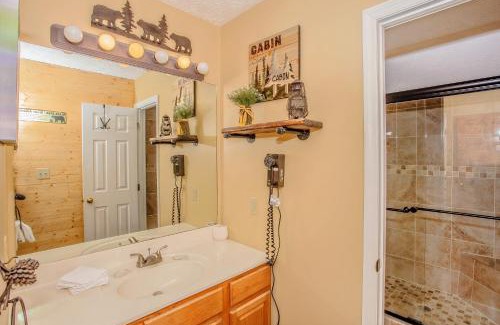 Pigeon Forge Casa | Happy Trails, Resort Pool, FREE Attraction tickets for each paid day, Hot Tub, WIFI!
