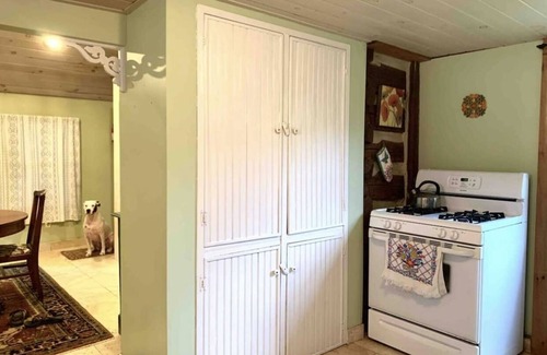 Spottswood Cabina | Happy Valley Log Cabin Farmhouse Shenandoah Valley