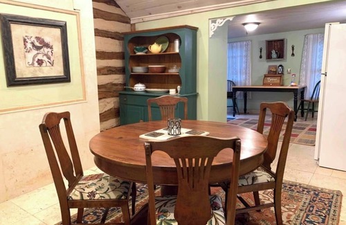 Spottswood Cabina | Happy Valley Log Cabin Farmhouse Shenandoah Valley