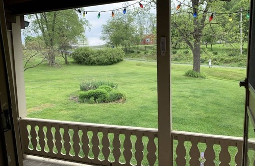 Spottswood Cabina | Happy Valley Log Cabin Farmhouse Shenandoah Valley