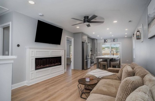 Fox Lake Apartamento | Harbor Clubhouse 3-Bed 3.5-Bath Modern Waterfront with Hot Tub & Pet Friendly