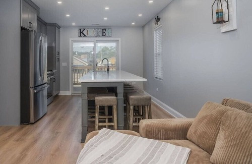 Fox Lake Apartamento | Harbor Clubhouse 3-Bed 3.5-Bath Modern Waterfront with Hot Tub & Pet Friendly