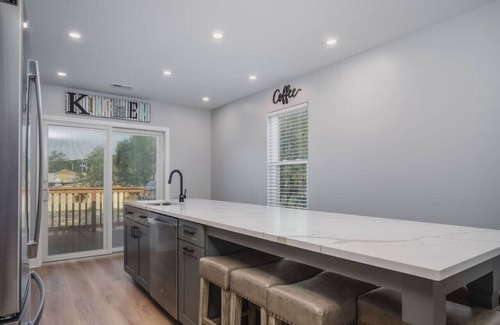 Fox Lake Apartamento | Harbor Clubhouse 3-Bed 3.5-Bath Modern Waterfront with Hot Tub & Pet Friendly