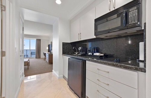Central Beach Hotel | Harbor Hideout! Close to Fort Lauderdale Beach! Swimming Pool, Pet-friendly!