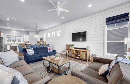 Kingsland Casa | Harbor House Lakefront Luxury w Boat Slip, Pool