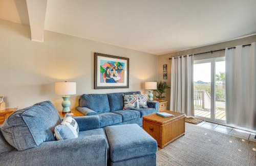 Oceanmarsh Subdivision Apartamento | Harbor Island Condo with Deck - Steps to Beach!
