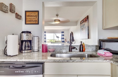 Oceanmarsh Subdivision Condominio | Harbor Island Condo w/ Pool Access: Walk to Beach!