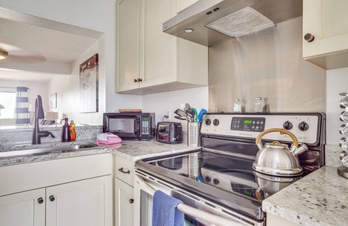 Oceanmarsh Subdivision Condominio | Harbor Island Condo w/ Pool Access: Walk to Beach!