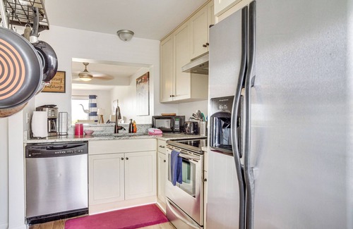 Oceanmarsh Subdivision Condominio | Harbor Island Condo w/ Pool Access: Walk to Beach!