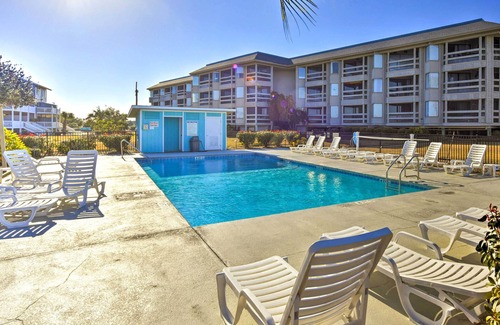 Oceanmarsh Subdivision Condominio | Harbor Island Condo w/ Pool Access: Walk to Beach!
