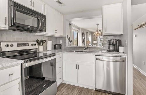 Oceanmarsh Subdivision Condominio | Harbor Island Bliss: 2BR Condo, Beach Access, Resort Pool, & Stunning Views!