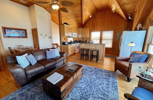 Ocracoke Condominio | Descubre el último lugar de vacaciones frente al puerto, con espectaculares puestas de sol, directamente en el puerto.
