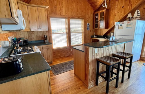 Ocracoke Condominio | Descubre el último lugar de vacaciones frente al puerto, con espectaculares puestas de sol, directamente en el puerto.