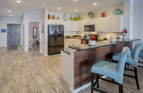 Clearwater Beach Condominio | Vistas de delfines | 500 pasos para las arenas blancas azucaradas | A pie de tiendas y restaurantes