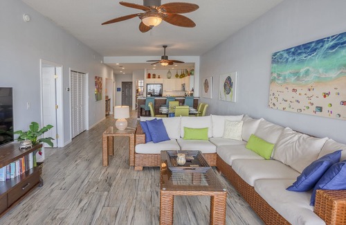 Clearwater Beach Condominio | Vistas de delfines | 500 pasos para las arenas blancas azucaradas | A pie de tiendas y restaurantes