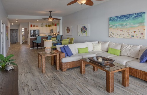 Clearwater Beach Condominio | Vistas de delfines | 500 pasos para las arenas blancas azucaradas | A pie de tiendas y restaurantes