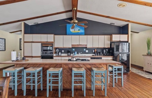 Oriental Apartamento | Harborview! Sleeps up to 10. Spa and beside The Bean!
