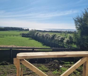 Clarks Beach Apartamento | Harbour and rural views