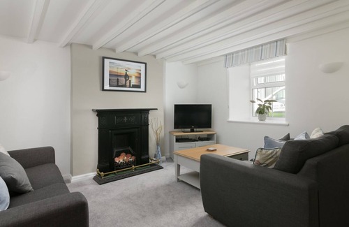 Castletown Cabaña | Harbour Hideaway - a holiday cottage that sleeps 6 guests in 3 bedrooms