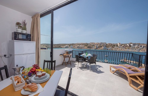 St. Paul's Bay Apartamento | Harbour Lights Seafront Penthouse by Getaways Malta
