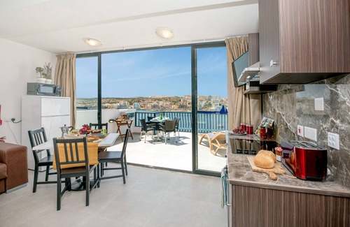 St. Paul's Bay Apartamento | Harbour Lights Seafront Penthouse by Getaways Malta