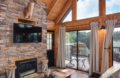 Six Mile Casa | Harbour Pointe - Lake Keowee Chalet with Boat Slip
