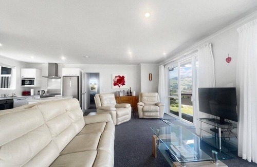 Duvauchelle Casa | Harbour View 3-Bedroom Retreat