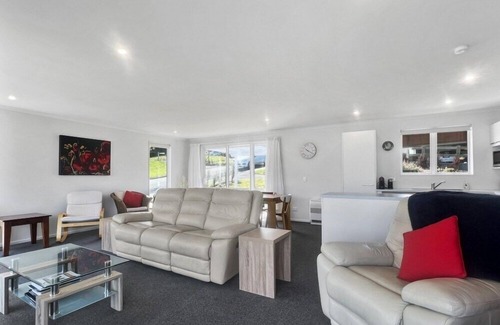 Duvauchelle Casa | Harbour View 3-Bedroom Retreat