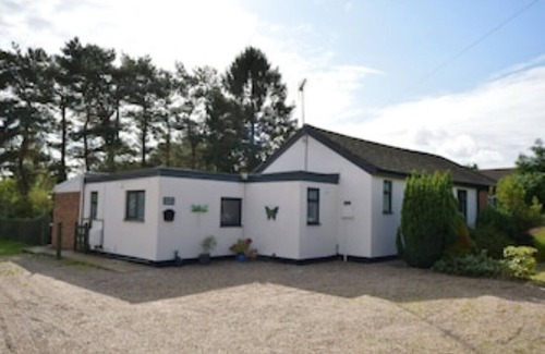 Woodhall Spa Casa | Hare Lodge - Spacious 2 Bedroom Attached Bungalow With Parking and Garden