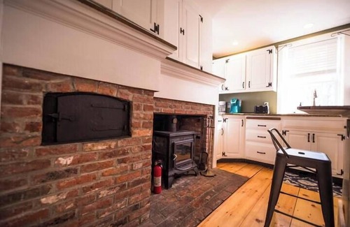 Plymouth Cultural District Casa | Harlow Bishop House walk to ocean in town, hot tub