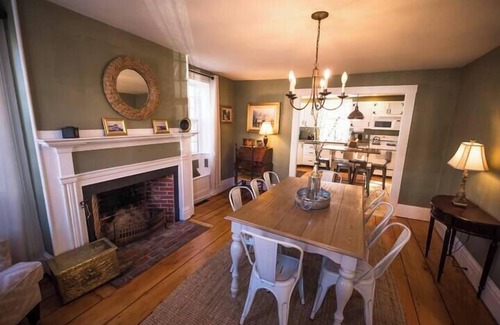 Plymouth Cultural District Casa | Harlow Bishop House walk to ocean in town, hot tub