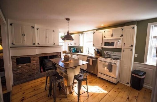 Plymouth Cultural District Casa | Harlow Bishop House walk to ocean in town, hot tub