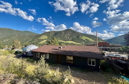 Georgetown Casa | Harmony Mountain view Family-sized house with designer renovation and game room!