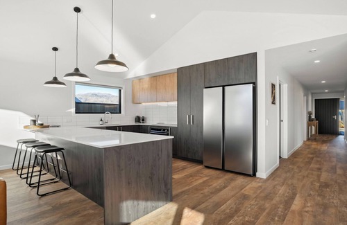 Lowburn Casa | Harper on Hadley - Cromwell Holiday Home