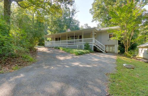 Kabletown Casa | Harpers Ferry Cabin - Walk to Private Lake!
