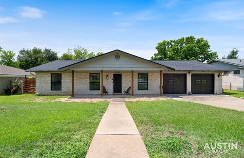 McNeil Casa | Stylish 3BR Home Near Domain ✦ Big Yard, King Suite, Pet Friendly + Free Parking