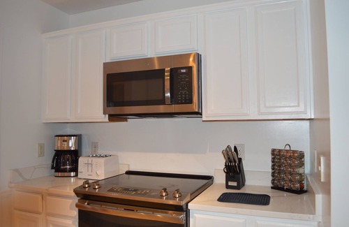 Winston - Salem Casa | Hartman Casita! Quiet neighborhood.1 king Bed!
