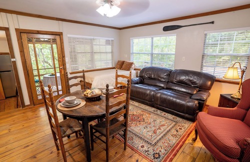 Nacogdoches Cabina | Harts Landing - A cozy forest getaway for friends & family at Stag Leap Cabins!