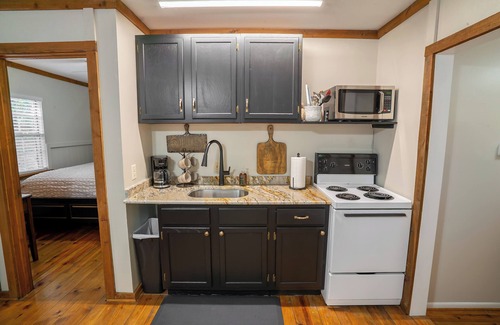 Nacogdoches Cabina | Harts Landing - A cozy forest getaway for friends & family at Stag Leap Cabins!
