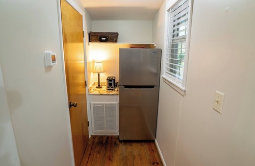 Nacogdoches Cabina | Harts Landing - A cozy forest getaway for friends & family at Stag Leap Cabins!