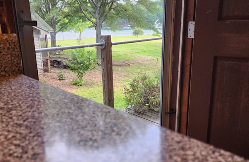Townville Cabina | Hartwell Lake Vacation Retreat