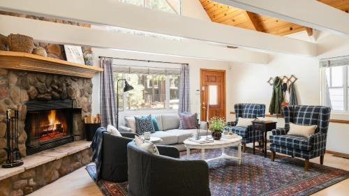 Summit Estates Casa | Hartwood by AvantStay Cozy Big Bear Abode w Spacious Deck Stone Fireplace