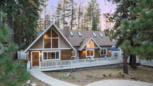 Summit Estates Casa | Hartwood by AvantStay Cozy Big Bear Abode w Spacious Deck Stone Fireplace