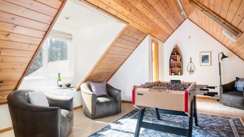 Summit Estates Casa | Hartwood by AvantStay Cozy Big Bear Abode w Spacious Deck Stone Fireplace