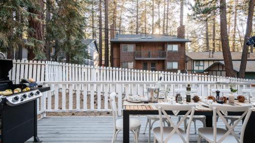 Summit Estates Casa | Hartwood by AvantStay Cozy Big Bear Abode w Spacious Deck Stone Fireplace