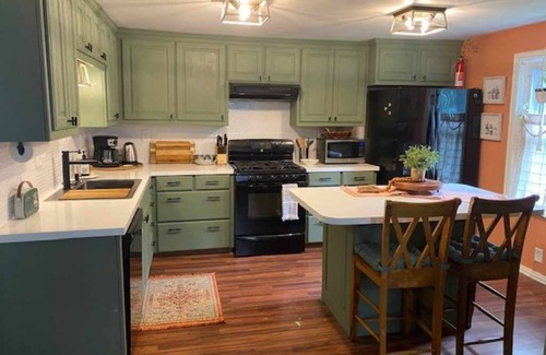 Saint Jo Otro | Harvest House - Vineyard Charm w/ New Hot Tub in Saint Jo